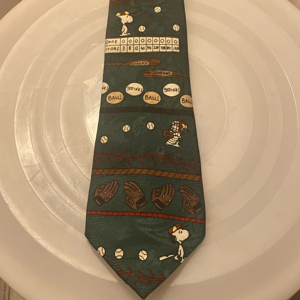 Mens vintage tie. Featuring Snoopy (baseball)